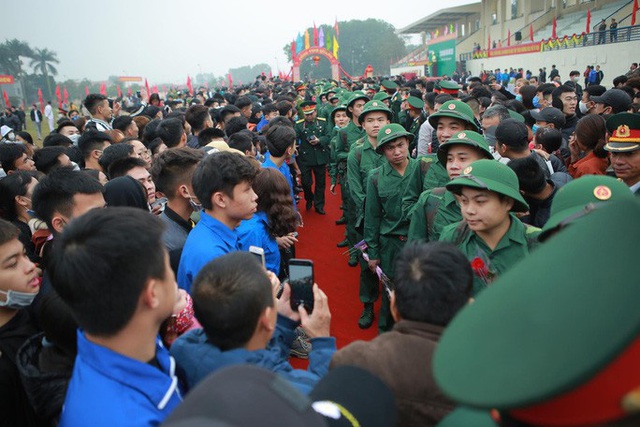  Hàng ngàn thanh niên Thủ đô đeo khẩu trang, đo thân nhiệt trước khi lên đường nhập ngũ  - Ảnh 13.