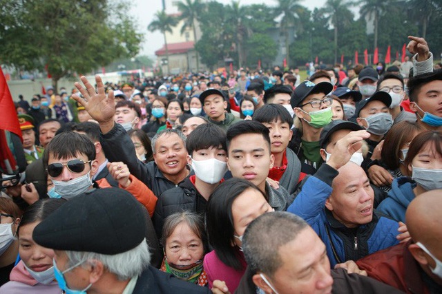  Hàng ngàn thanh niên Thủ đô đeo khẩu trang, đo thân nhiệt trước khi lên đường nhập ngũ  - Ảnh 10.
