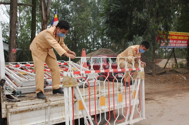 Tận thấy 12 chốt trực cách ly khu vực có dịch Covid-19 tại Vĩnh Phúc - Ảnh 1.