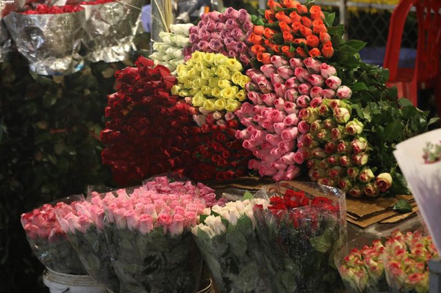 Ảnh: Chợ hoa ngày Valentine hiu hắt, giá rớt thảm hại - Ảnh 2.