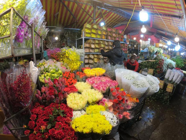 Ảnh: Chợ hoa ngày Valentine hiu hắt, giá rớt thảm hại - Ảnh 7.