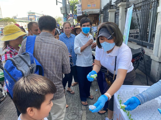 Việc tử tế giữa mùa dịch bệnh Covid-19: Sau khẩu trang, hàng chục nghìn chai nước rửa tay được trao tặng - Ảnh 4.