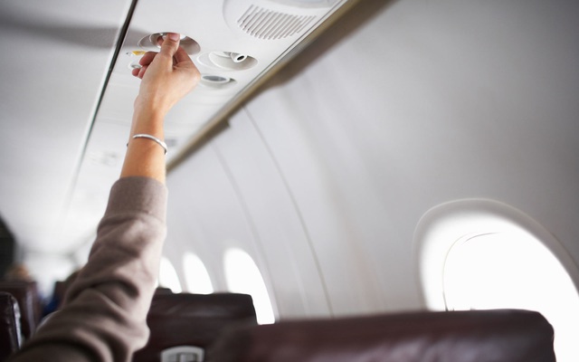 Nhờ hệ thống màng lọc này, không khí trên máy bay an toàn hơn hẳn so với bạn nghĩ: Không chỉ bụi bẩn, virus và vi khuẩn cũng bị loại bỏ đến 99.97% - Ảnh 1.