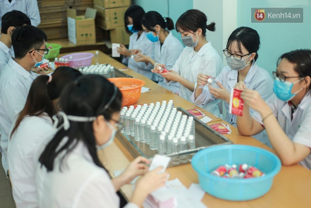 Giữa mùa dịch Covid-19, Đại học Bách khoa Hà Nội tự sản xuất 500 lít dung dịch sát khuẩn để chuyển xuống xã Sơn Lôi - Ảnh 11.