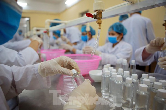 Cận cảnh xưởng chế cồn rửa tay hỗ trợ người dân Sơn Lôi - Vĩnh Phúc - Ảnh 7.