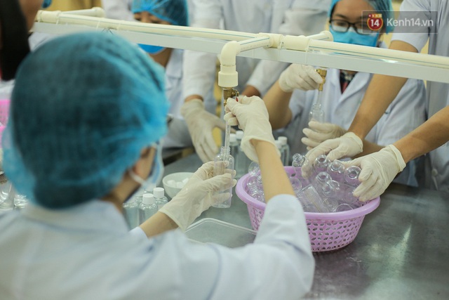 Giữa mùa dịch Covid-19, Đại học Bách khoa Hà Nội tự sản xuất 500 lít dung dịch sát khuẩn để chuyển xuống xã Sơn Lôi - Ảnh 8.