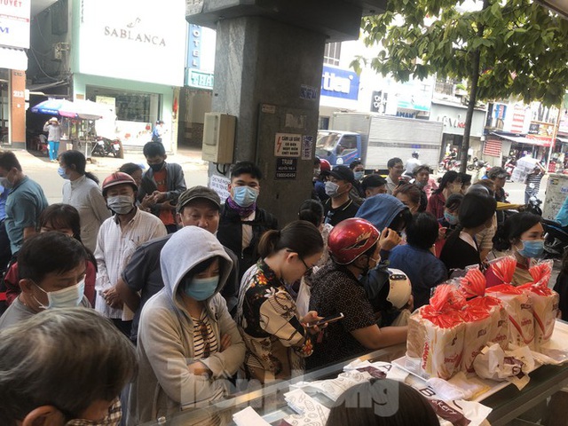Rồng rắn xếp hàng mua bánh mì thanh long ở Sài Gòn - Ảnh 13.