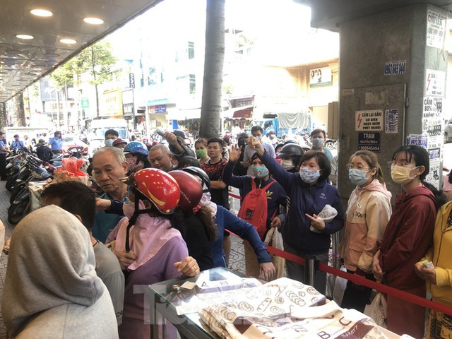 Rồng rắn xếp hàng mua bánh mì thanh long ở Sài Gòn - Ảnh 15.
