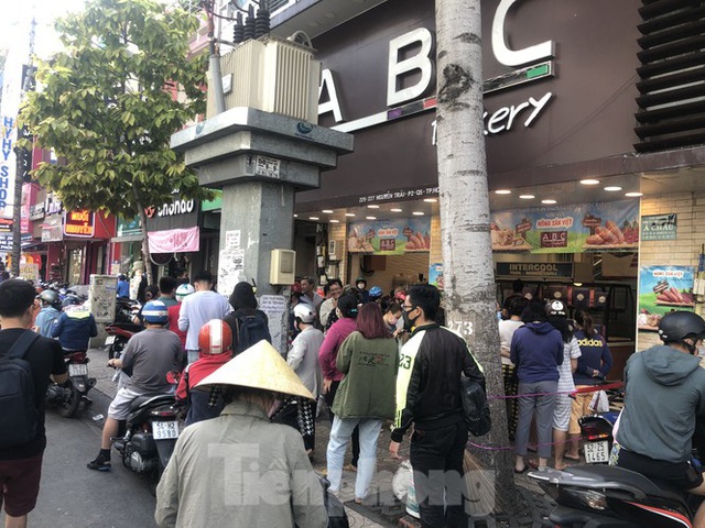 Rồng rắn xếp hàng mua bánh mì thanh long ở Sài Gòn - Ảnh 17.