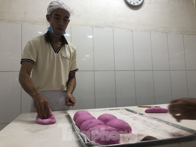 Rồng rắn xếp hàng mua bánh mì thanh long ở Sài Gòn - Ảnh 3.
