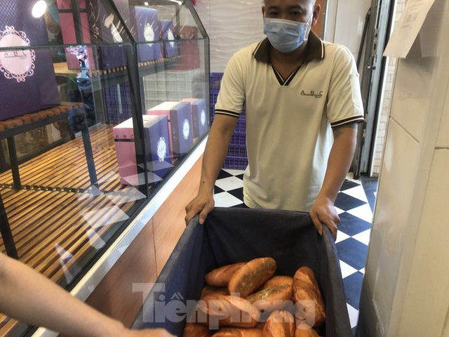 Rồng rắn xếp hàng mua bánh mì thanh long ở Sài Gòn - Ảnh 8.