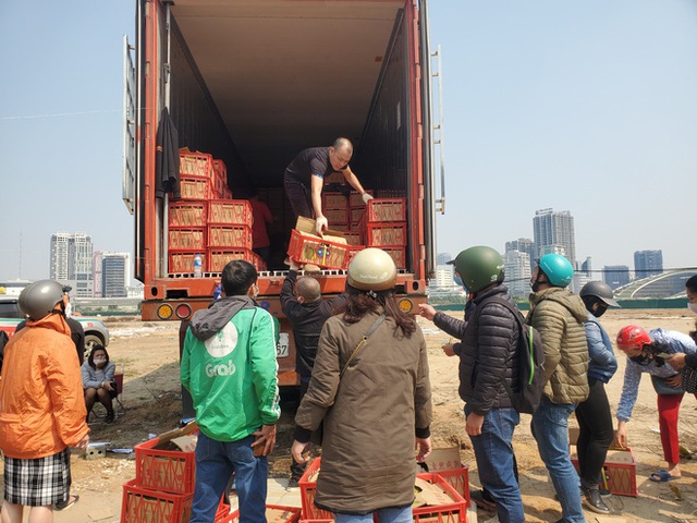 14 tấn sầu riêng về Hà Nội: Treo biển kêu gọi giải cứu, bán theo combo đồng giá 450.000 đồng/8kg - Ảnh 1.