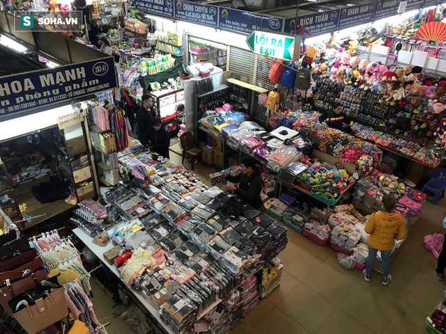 Hàng hóa bán ra giảm 80%, ki-ốt tại chợ Đồng Xuân nghỉ tạm thời vì dịch Covid-19 - Ảnh 5.