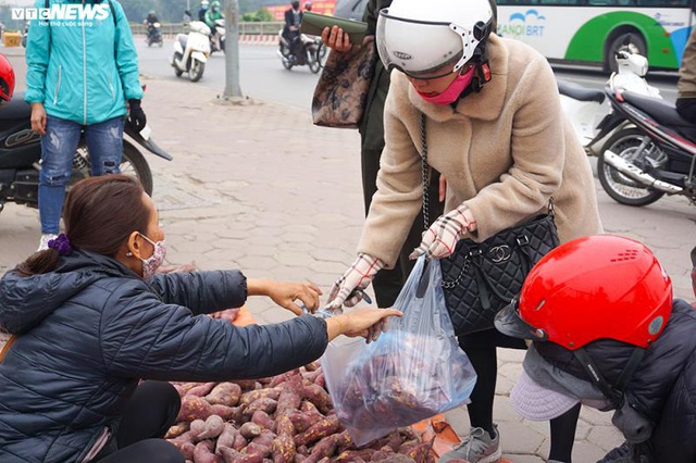 Khoai lang ngổn ngang trên vỉa hè Hà Nội, chờ khách giải cứu - Ảnh 4.