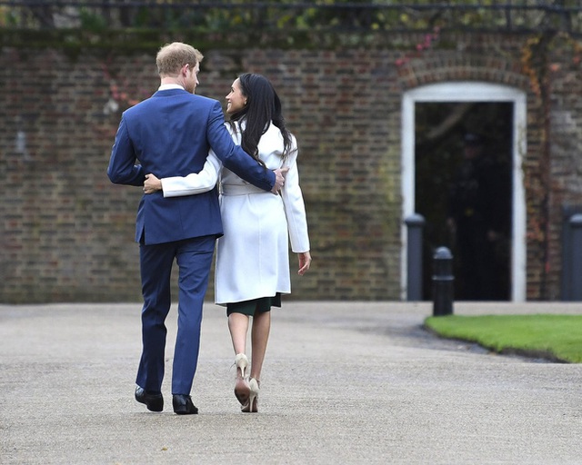 Chưa chính thức rời khỏi hoàng gia Anh, vợ chồng Meghan Markle khóc không thành tiếng khi bị dư luận đòi nợ - Ảnh 1.