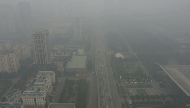  Nhiều tòa nhà mờ ảo nhìn từ flycam, chất lượng không khí ở Hà Nội suy giảm - Ảnh 1.