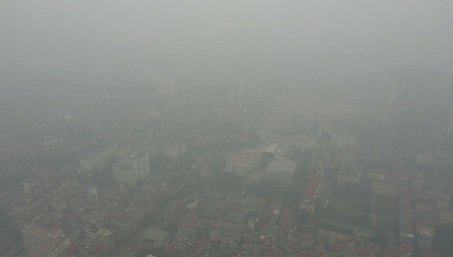  Nhiều tòa nhà mờ ảo nhìn từ flycam, chất lượng không khí ở Hà Nội suy giảm - Ảnh 3.