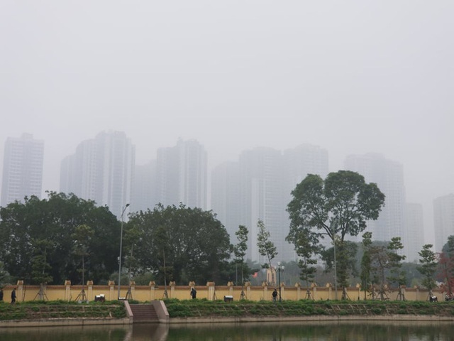  Nhiều tòa nhà mờ ảo nhìn từ flycam, chất lượng không khí ở Hà Nội suy giảm - Ảnh 10.