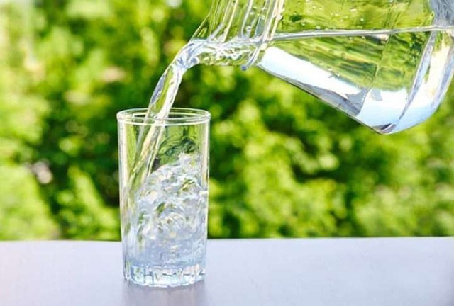3 thói quen khi uống nước không chỉ ảnh hưởng thận mà còn khiến tim bị suy yếu - Ảnh 1.
