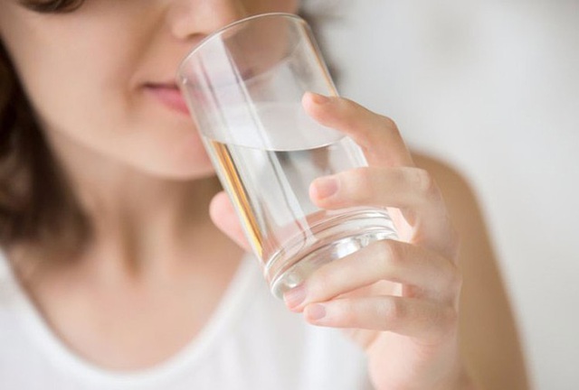3 thói quen khi uống nước không chỉ ảnh hưởng thận mà còn khiến tim bị suy yếu - Ảnh 3.