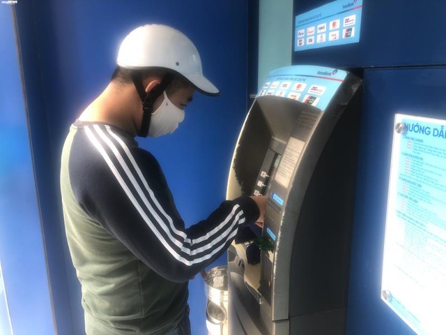 Hà Nội: ATM thờ ơ phòng dịch, khách lo nhiễm Covid-19 - Ảnh 8.