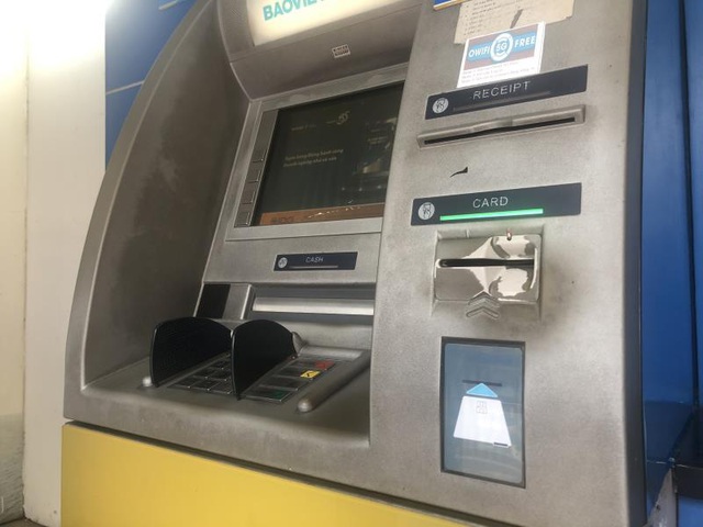 Hà Nội: ATM thờ ơ phòng dịch, khách lo nhiễm Covid-19 - Ảnh 4.