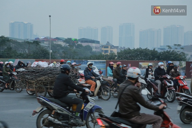 Ảnh: Cảnh chen chúc, lạng lách đánh võng tại các “điểm đen” ùn tắc mới phát sinh trên địa bàn thành phố Hà Nội - Ảnh 4.