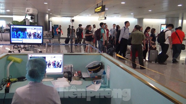 Quy trình kiểm dịch khách từ vùng dịch Hàn Quốc về sân bay Tân Sơn Nhất - Ảnh 11.