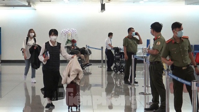 Quy trình kiểm dịch khách từ vùng dịch Hàn Quốc về sân bay Tân Sơn Nhất - Ảnh 13.