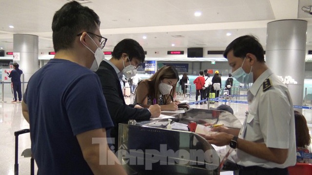 Quy trình kiểm dịch khách từ vùng dịch Hàn Quốc về sân bay Tân Sơn Nhất - Ảnh 4.