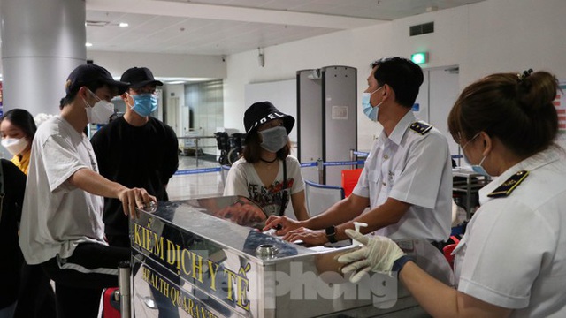 Quy trình kiểm dịch khách từ vùng dịch Hàn Quốc về sân bay Tân Sơn Nhất - Ảnh 10.