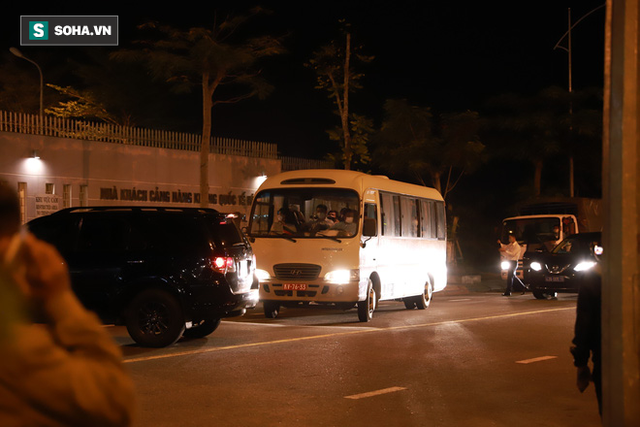 [Ảnh] Đoàn khách Hàn Quốc rời Đà Nẵng, trở về Seoul lúc nửa đêm - Ảnh 2.