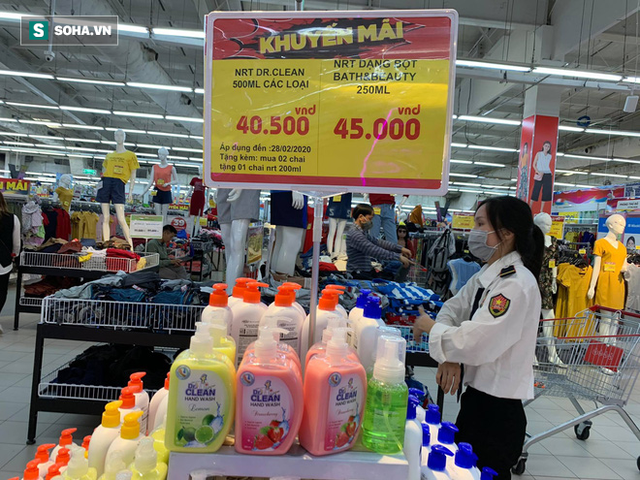 Giá nước rửa tay khô lao dốc trong mùa dịch Covid-19 khi quay lại siêu thị ở Hà Nội - Ảnh 1.