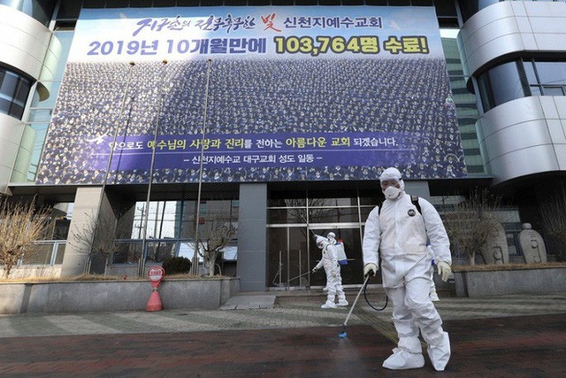 Covid-19 ở Hàn Quốc: Vì sao số ca nhiễm từ vài chục lên gần 1.200 trong vài ngày? - Ảnh 1.