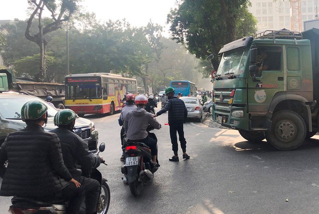 Xe vua đeo logo náo loạn phố cấm trung tâm Hà Nội giữa ban ngày - Ảnh 2.