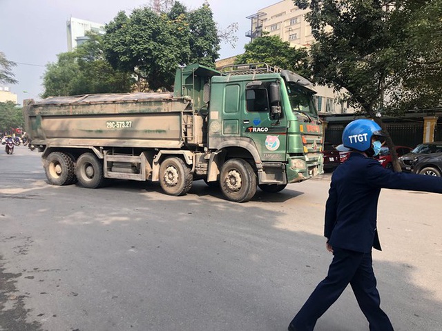 Xe vua đeo logo náo loạn phố cấm trung tâm Hà Nội giữa ban ngày - Ảnh 11.