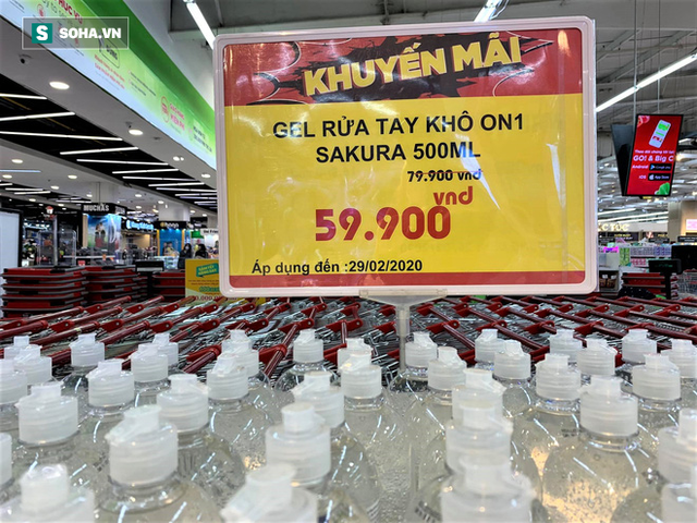 Giá nước rửa tay khô lao dốc trong mùa dịch Covid-19 khi quay lại siêu thị ở Hà Nội - Ảnh 3.