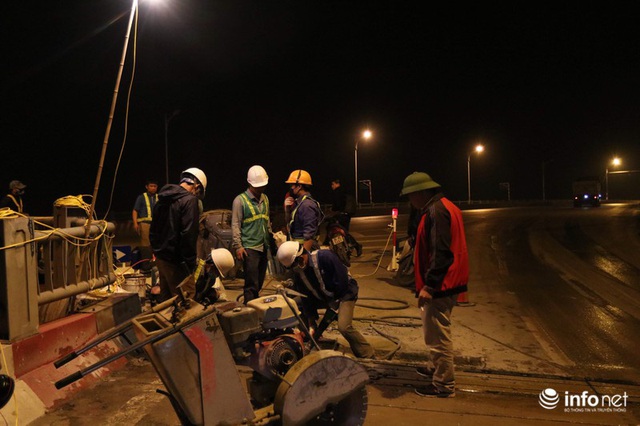 Công nhân xuyên đêm sửa chữa khe co giãn, bù lún mặt cầu Vĩnh Tuy - Ảnh 4.