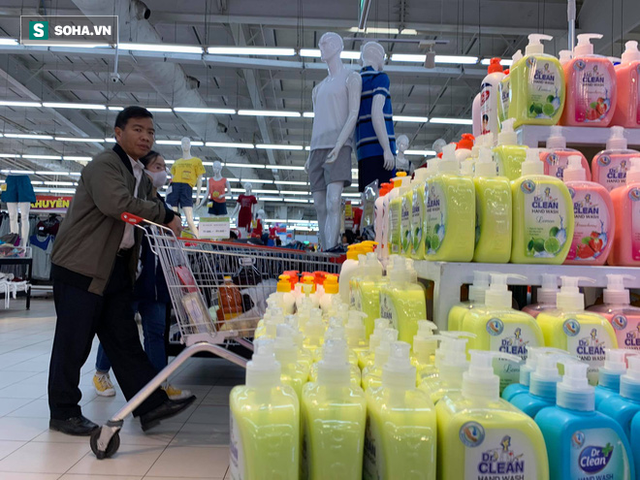 Giá nước rửa tay khô lao dốc trong mùa dịch Covid-19 khi quay lại siêu thị ở Hà Nội - Ảnh 6.