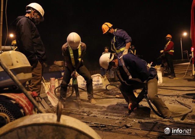 Công nhân xuyên đêm sửa chữa khe co giãn, bù lún mặt cầu Vĩnh Tuy - Ảnh 6.