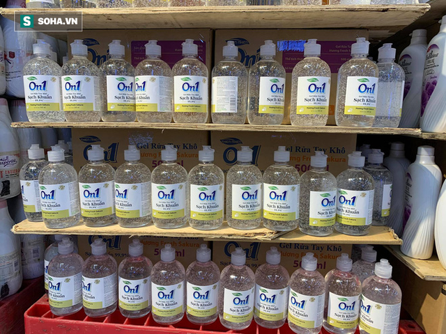 Giá nước rửa tay khô lao dốc trong mùa dịch Covid-19 khi quay lại siêu thị ở Hà Nội - Ảnh 7.