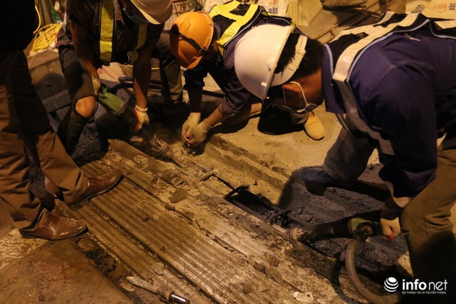 Công nhân xuyên đêm sửa chữa khe co giãn, bù lún mặt cầu Vĩnh Tuy - Ảnh 7.