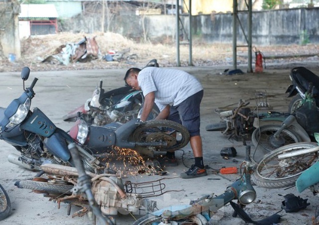 Đưa hơn 500 xe máy ‘phơi nắng’ nhiều năm đi tiêu hủy - Ảnh 3.