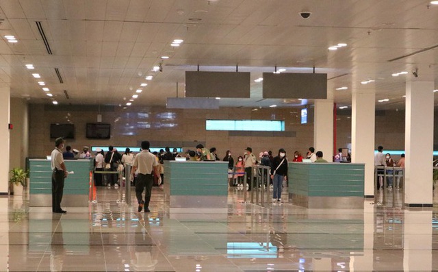 Đón chuyến bay về từ Hàn Quốc, Cần Thơ cách ly 9 người ngay tại sân bay - Ảnh 3.