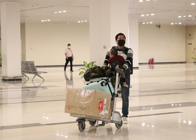 Đón chuyến bay về từ Hàn Quốc, Cần Thơ cách ly 9 người ngay tại sân bay - Ảnh 4.