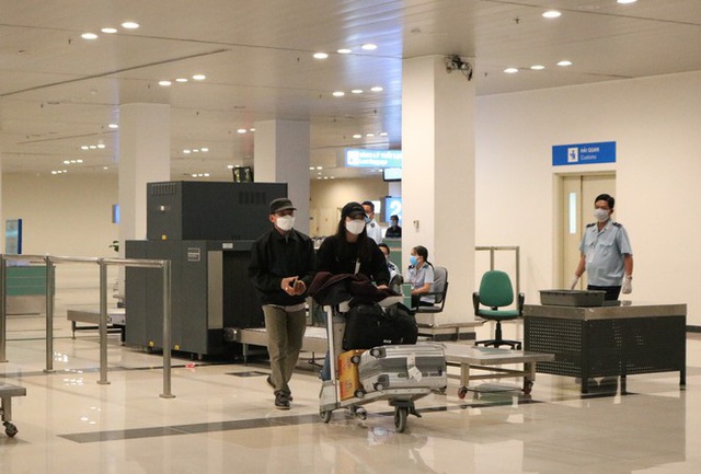 Đón chuyến bay về từ Hàn Quốc, Cần Thơ cách ly 9 người ngay tại sân bay - Ảnh 5.