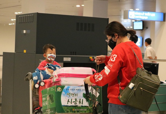 Đón chuyến bay về từ Hàn Quốc, Cần Thơ cách ly 9 người ngay tại sân bay - Ảnh 6.