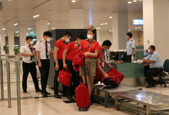 Đón chuyến bay về từ Hàn Quốc, Cần Thơ cách ly 9 người ngay tại sân bay - Ảnh 7.