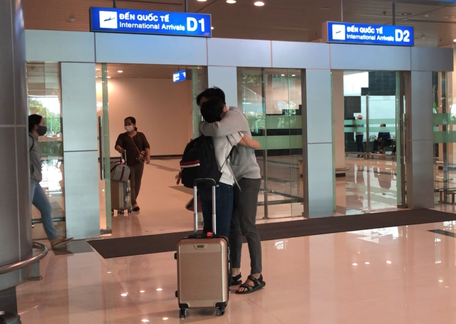 Đón chuyến bay về từ Hàn Quốc, Cần Thơ cách ly 9 người ngay tại sân bay - Ảnh 8.