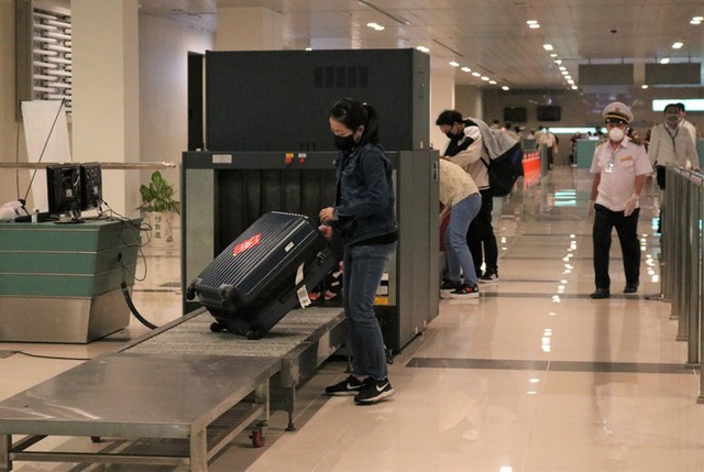 Đón chuyến bay về từ Hàn Quốc, Cần Thơ cách ly 9 người ngay tại sân bay - Ảnh 9.